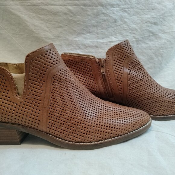 Lucky Brand Feyan Ankle Boot - Picture 5 of 11